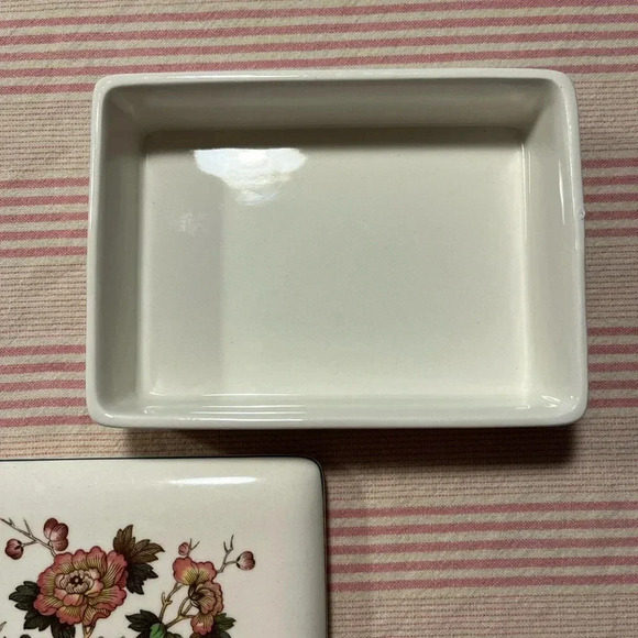 Wedgwood Eastern Flowers lidded box - Picture 2 of 10
